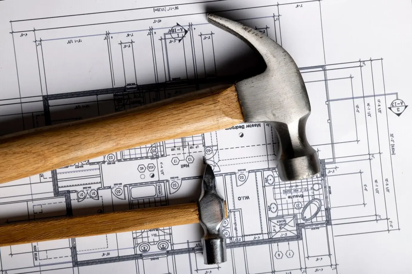 Stillleben mit Bauhämmern in Draufsicht