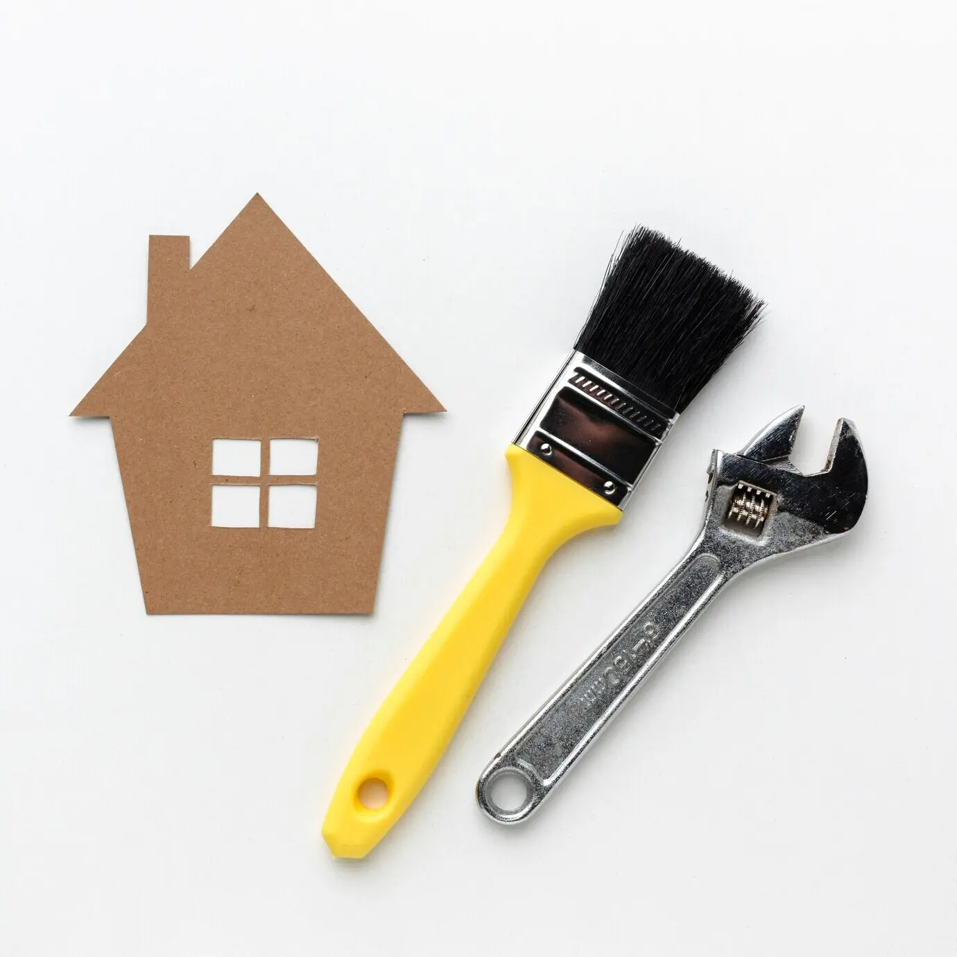 Haus aus Karton und Werkzeuge mit Platz für Text