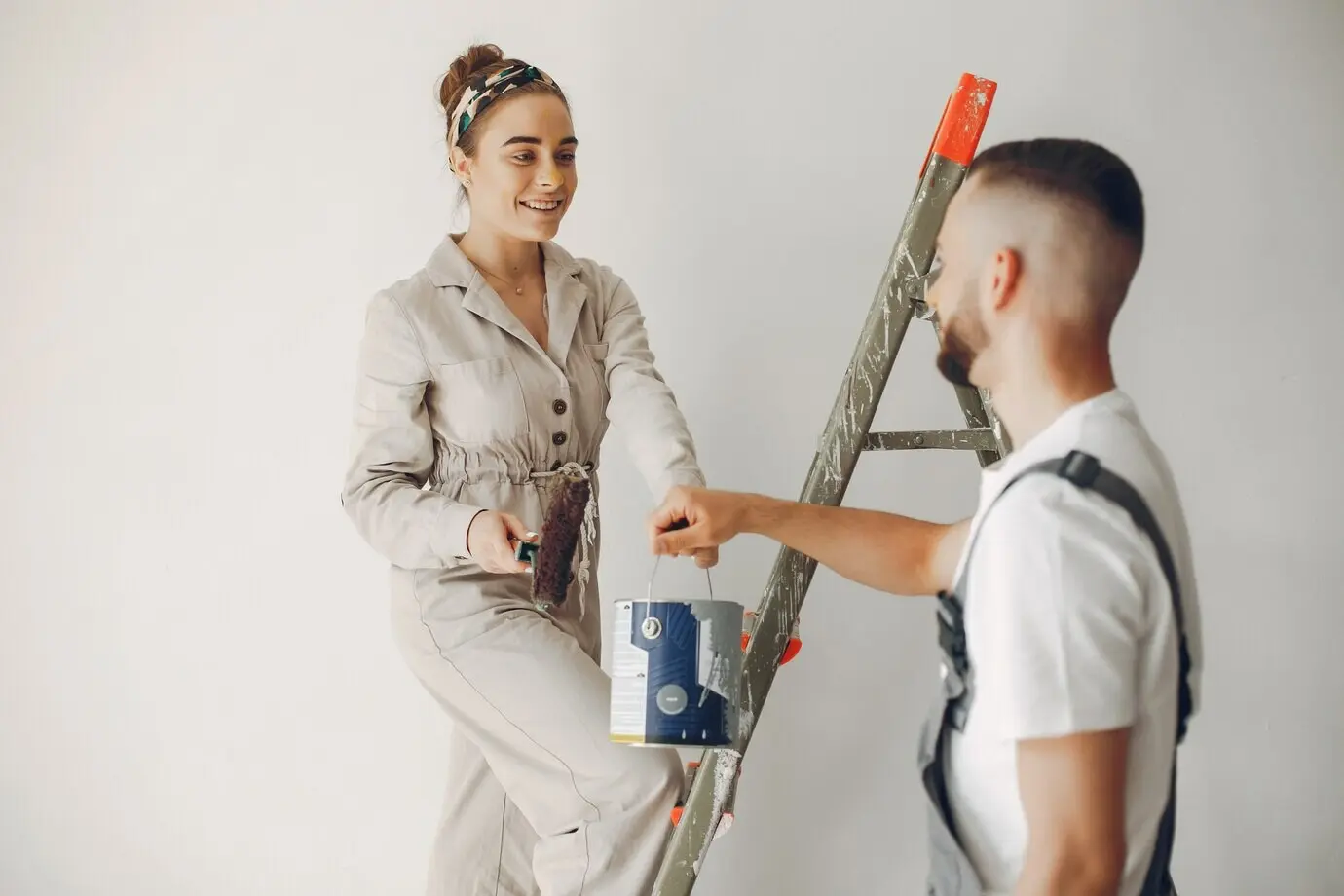 Das junge, süße Paar repariert das Zimmer.