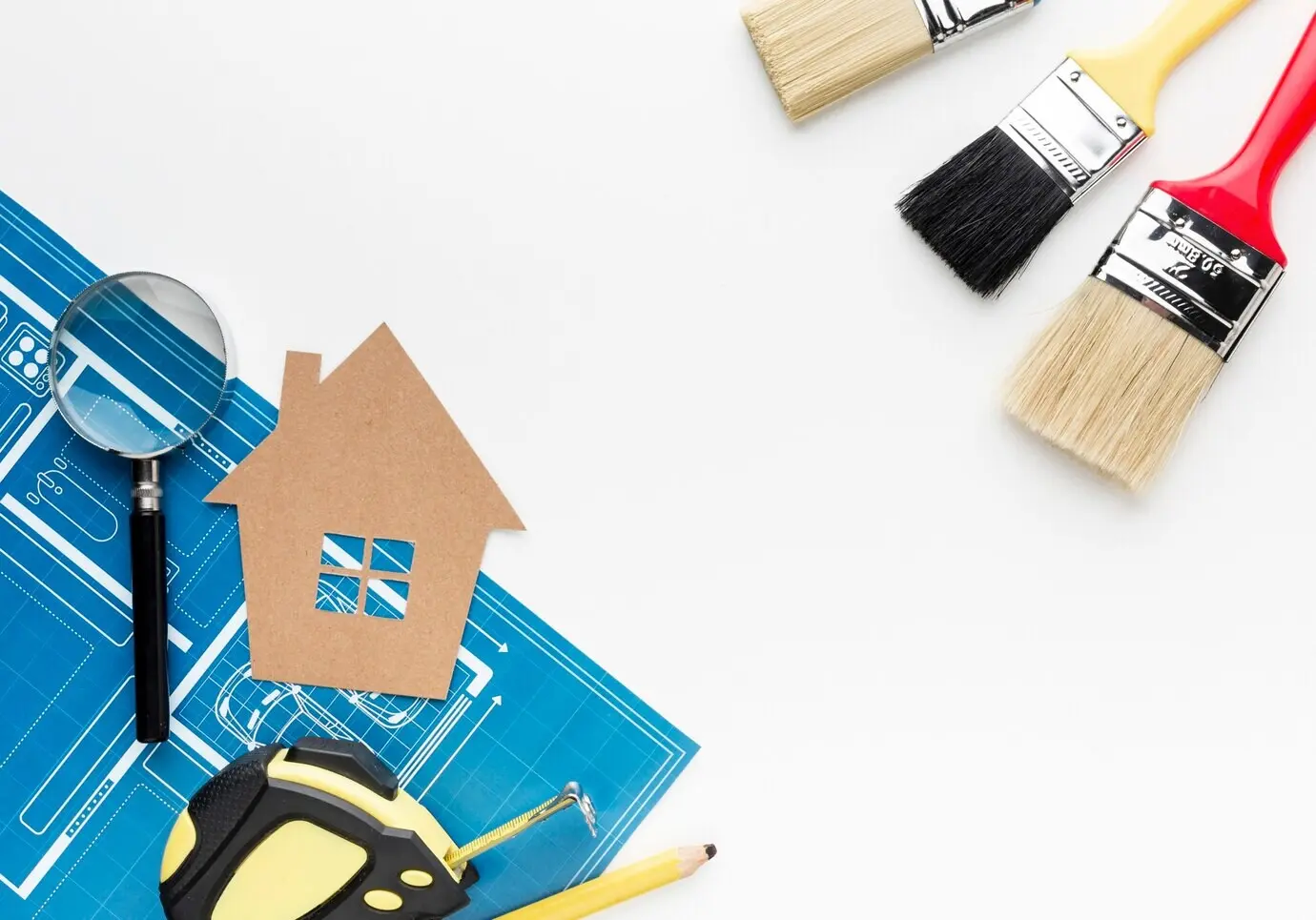 Blaupause eines Hauses und Malerpinsel