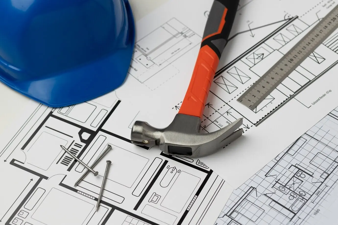 Ansicht eines Stahlhammers mit anderen Bauelementen und Werkzeugen