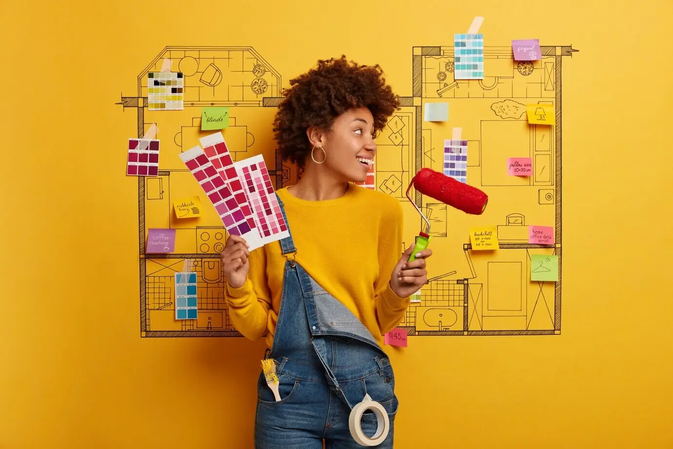 Glückliche junge Designerin, die die Renovierung einer modernen Wohnung plant.